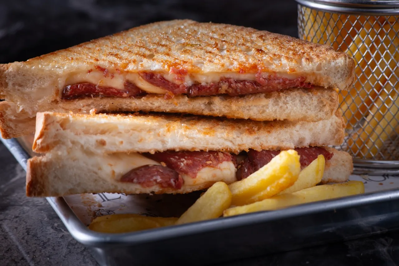 Sucuk Kaşarlı Tost